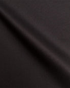 Stoffdetail des schwarzen Twill-Masshemds aus Baumwolle von Rooks & Rocks – bügelfreier Stretch-Stoff in Nahaufnahme