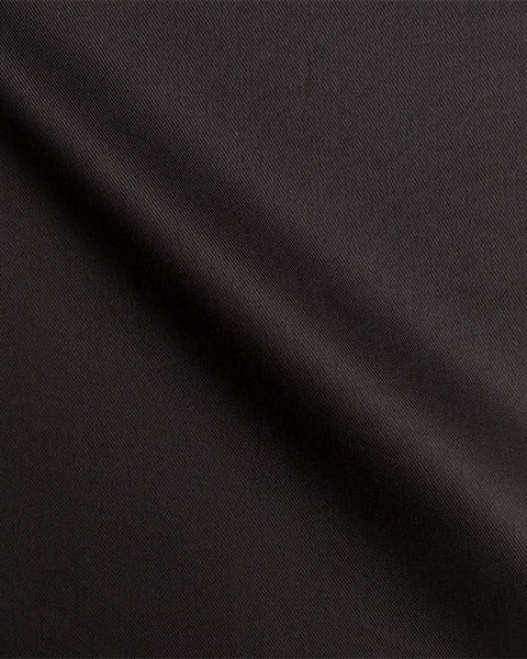 Stoffdetail des schwarzen Twill-Masshemds aus Baumwolle von Rooks & Rocks – bügelfreier Stretch-Stoff in Nahaufnahme