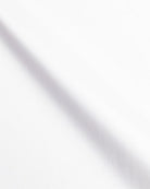 Stoffdetail des weißen Twill-Masshemds aus Baumwolle von Rooks & Rocks – bügelfreier Stretch-Stoff in Nahaufnahme