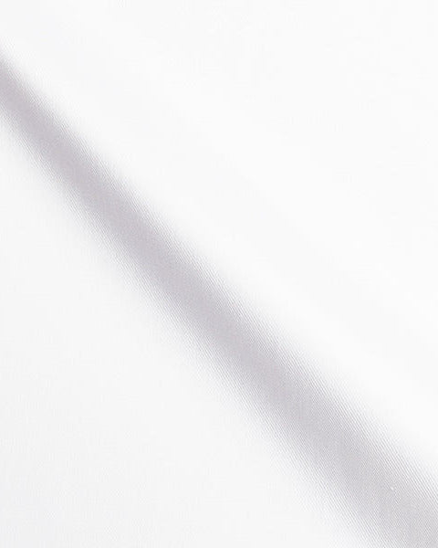 Stoffdetail des weißen Twill-Masshemds aus Baumwolle von Rooks & Rocks – bügelfreier Stretch-Stoff in Nahaufnahme