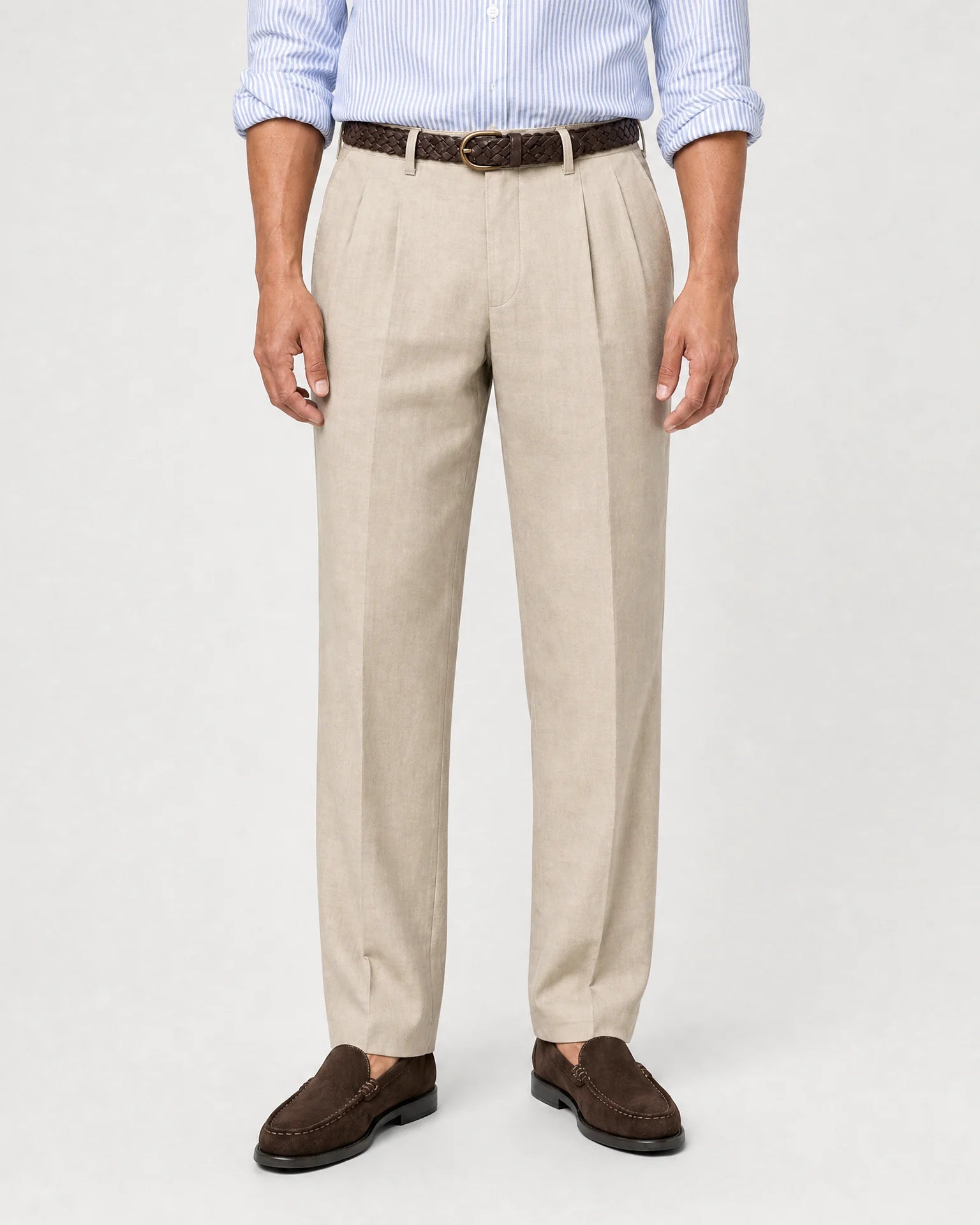 Frontale Produktansicht der beigen Leinenhose mit Bundfalten, geradem Bein und braunen Loafern.