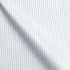 Nahaufnahme des blau-weiß gestreiften Oxford-Hemdstoffs mit feiner Oxford-Webung.