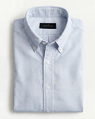 Gefaltetes Rooks & Rocks Oxford-Hemd in Hellblau mit Button-Down-Kragen auf hellem Hintergrund.
