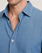 Detailansicht Kragen und Knopfleiste des Rooks & Rocks Denim Hemds in Indigo Blau