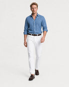 Ganzkörperaufnahme Mann in Rooks & Rocks Denim Hemd Indigo Blau mit weißer Jeans und braunen Loafern