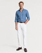 Rooks & Rocks Denim Hemd Indigo Blau – Ganzkörper stehend mit weißer Hose und Ledergürtel