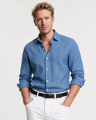 Halbkörper-Portrait Mann in Rooks & Rocks Indigo Denim Hemd, Hände in Hosentaschen