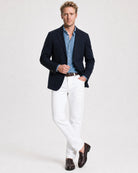 Rooks & Rocks Denim Hemd Indigo Blau kombiniert mit Navy Blazer und weißer Hose – Smart Casual Outfit 