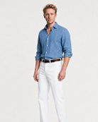 Mann trägt Rooks & Rocks Denim Hemd Indigo Blau mit weißer Hose, Frontansicht