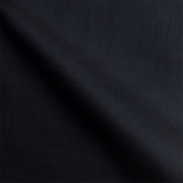 Nahaufnahme des dunkelblauen Navy Oxford-Hemdstoffs mit feiner, strukturierter Oxford-Webung.