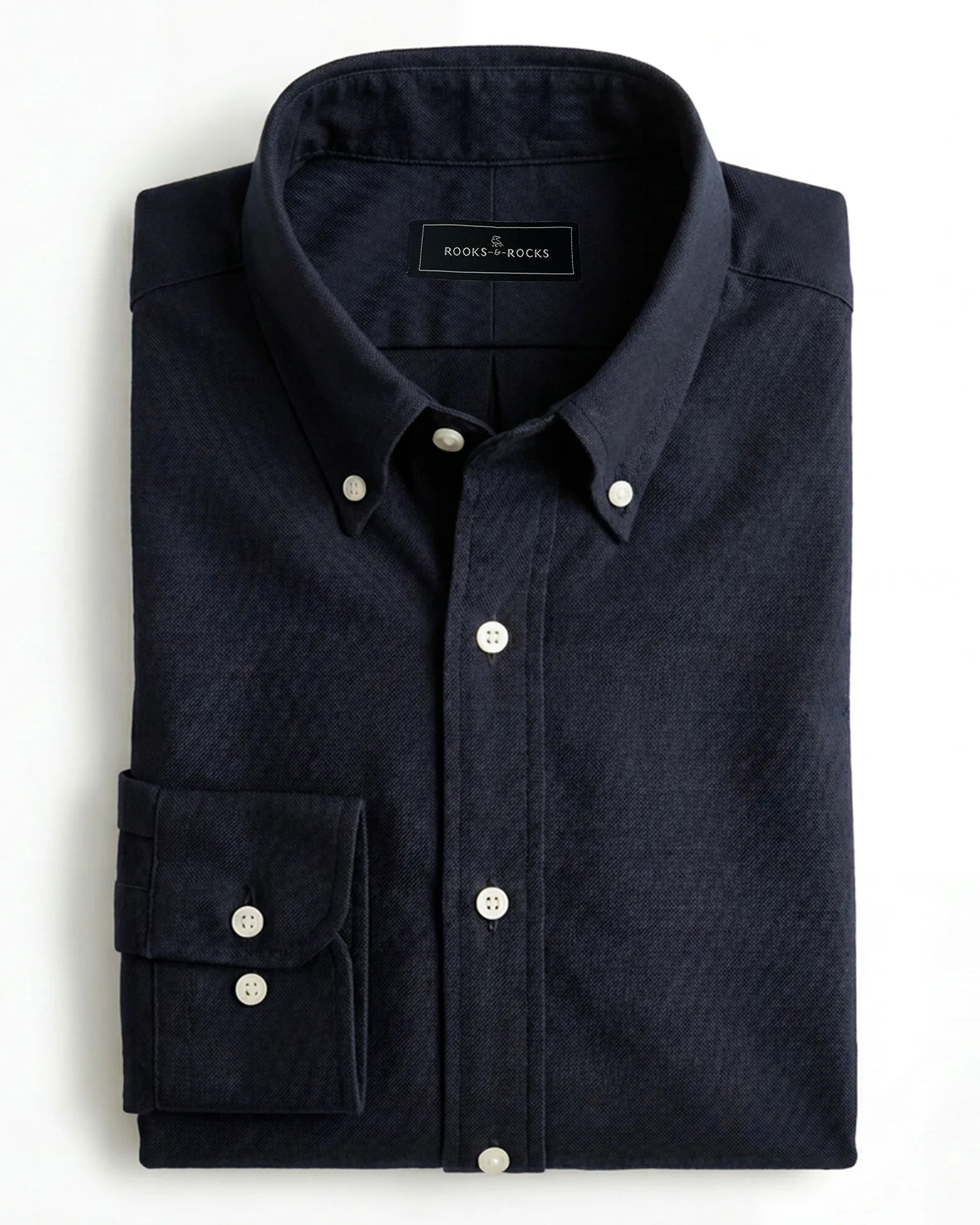 Gefaltetes Rooks & Rocks Oxford-Hemd in Dunkelblau Navy mit Button-Down-Kragen und weißen Knöpfen auf hellem Hintergrund.