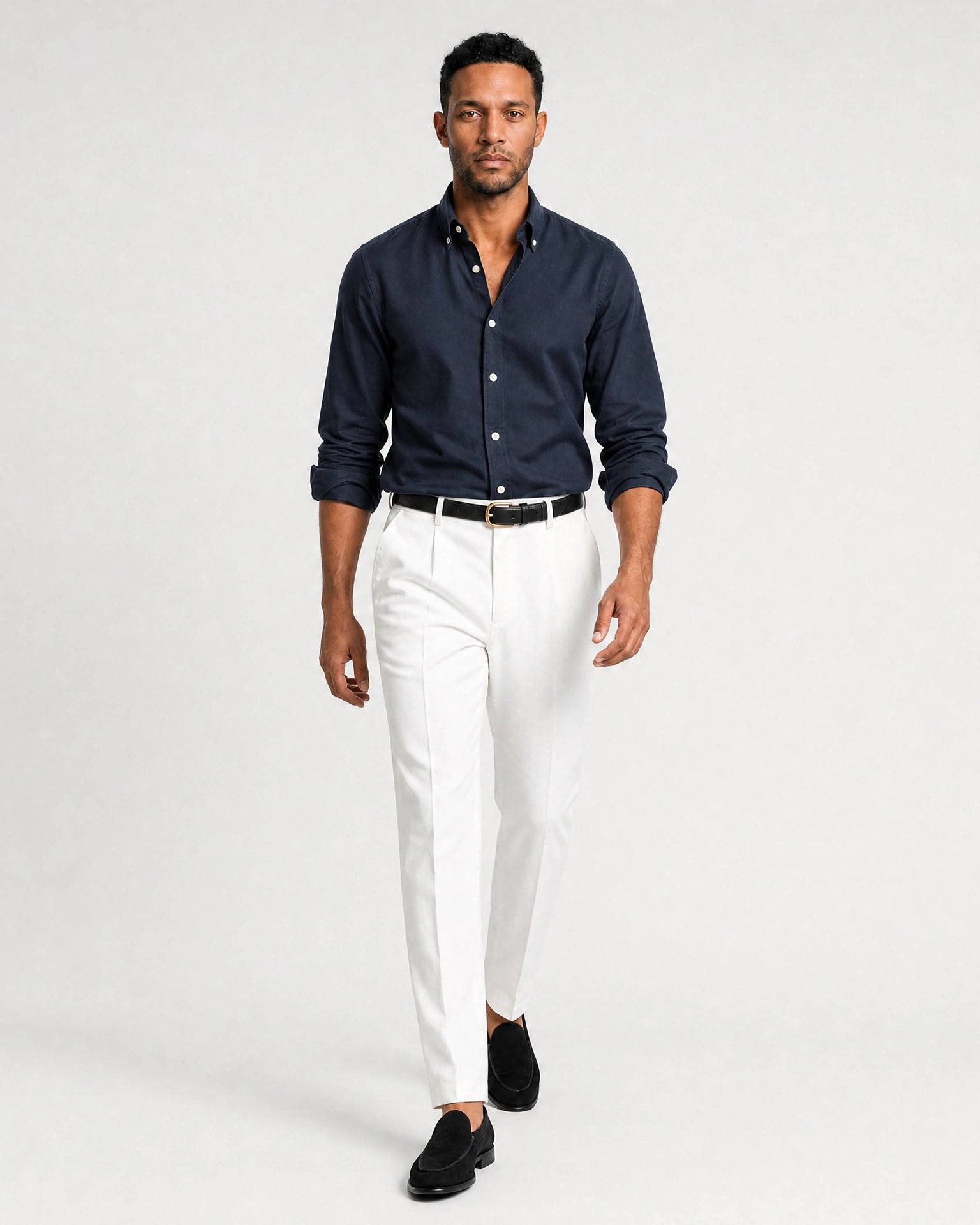 Herren Oxford-Hemd in Dunkelblau Navy kombiniert mit weißer Hose, schwarzem Gürtel und schwarzen Loafern.