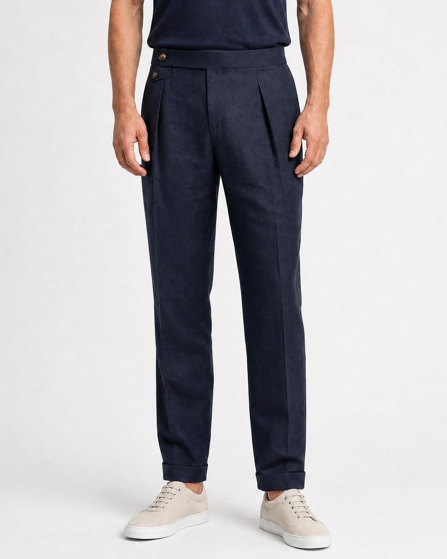 Frontale Produktansicht der navyblauen Leinenhose mit Bundfalte, seitlichem Versteller und hellen Sneakern.