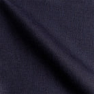 Nahaufnahme des navyblauen Leinenstoffs mit natürlicher Struktur und feiner Webung.