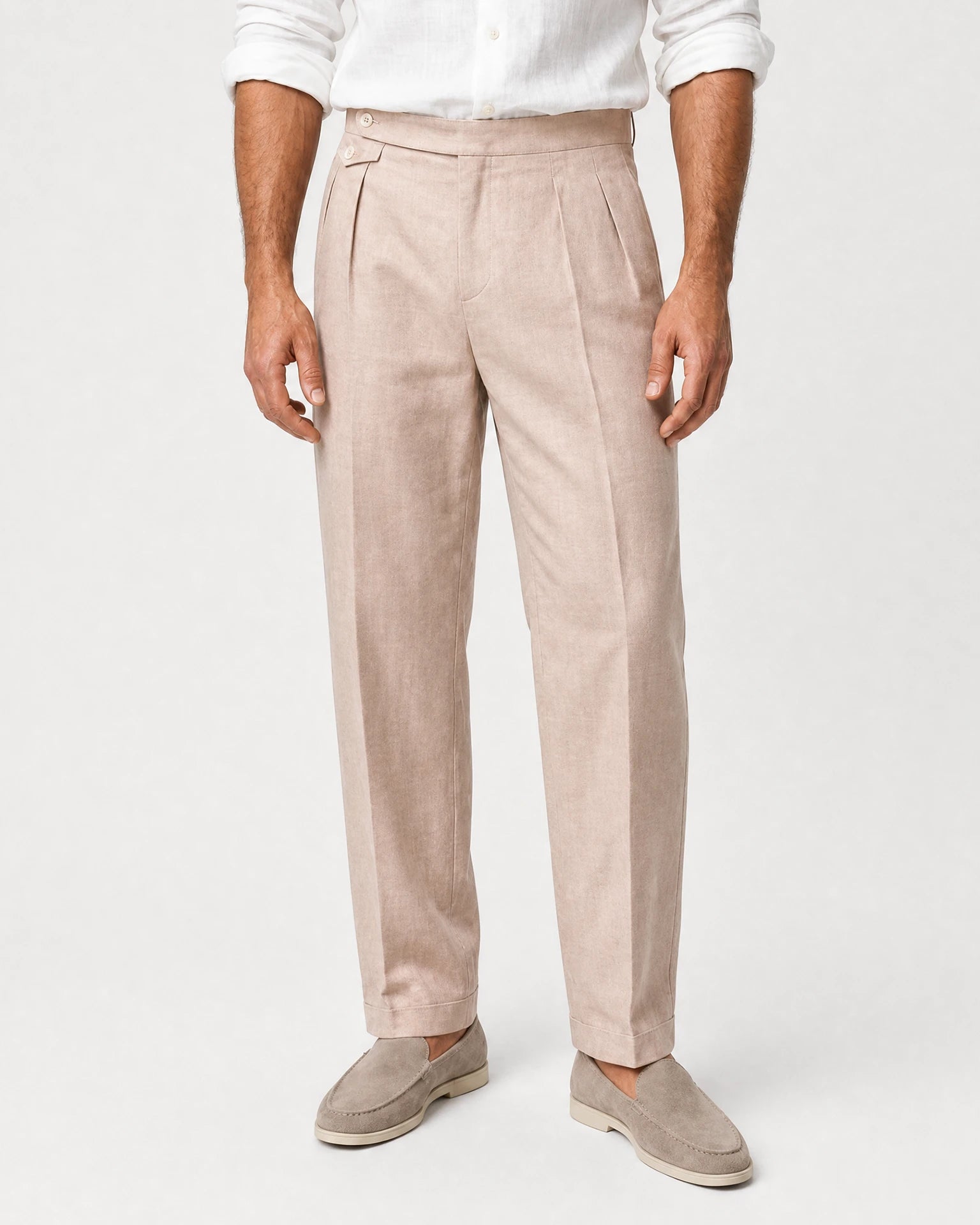Frontale Produktansicht der puderfarbenen Leinenhose mit geradem Bein, Umschlag und hellen Loafern aus hochwertigem Stoff von Loro Piana.