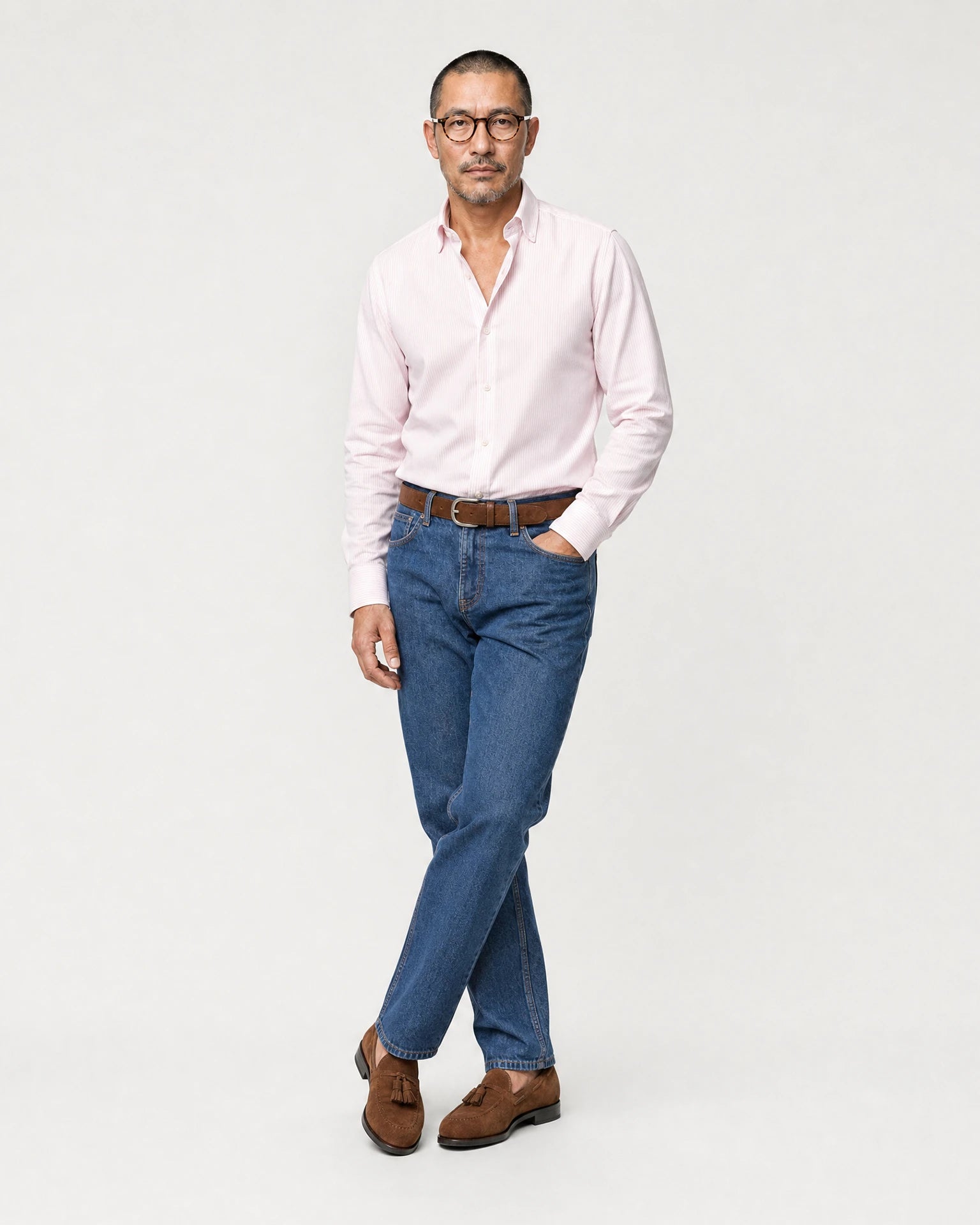 Herren Oxford-Hemd in Rosa-Weiß gestreift kombiniert mit blauer Jeans, braunem Gürtel und braunen Loafern.