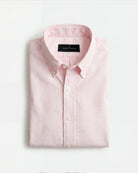 Gefaltetes Rooks & Rocks Oxford-Hemd in Rosé mit Button-Down-Kragen auf hellem Hintergrund