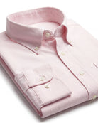 Detailaufnahme des roséfarbenen Oxford-Hemds mit Button-Down-Kragen, Manschette und weißen Knöpfen.