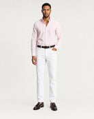 Roséfarbenes Oxford-Hemd am Model mit offenem Button-Down-Kragen und natürlicher Passform.