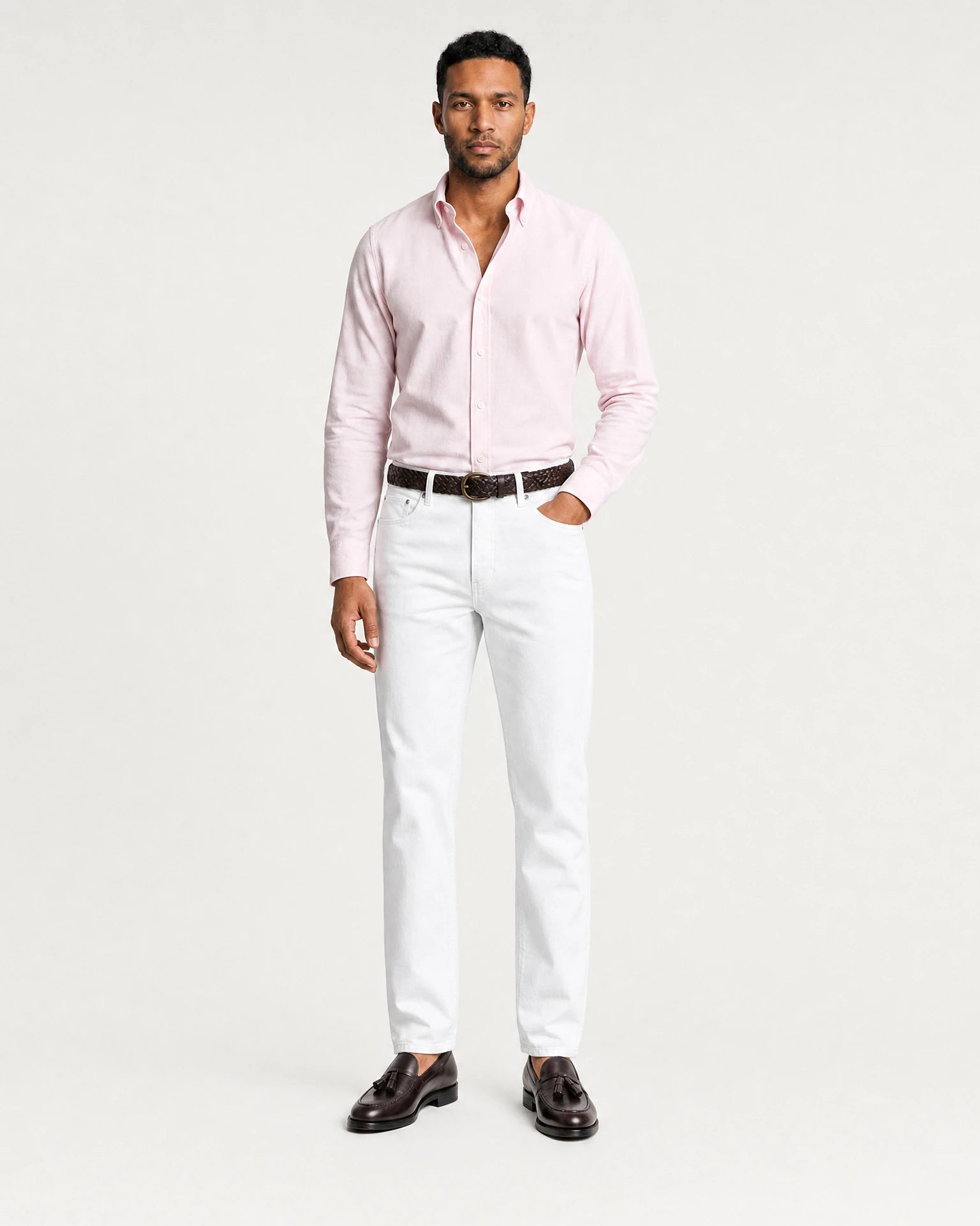 Roséfarbenes Oxford-Hemd am Model mit offenem Button-Down-Kragen und natürlicher Passform.