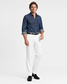Rooks & Rocks Western Denim Hemd Dark Indigo – Ganzkörper stehend mit weißer Bundfaltenhose