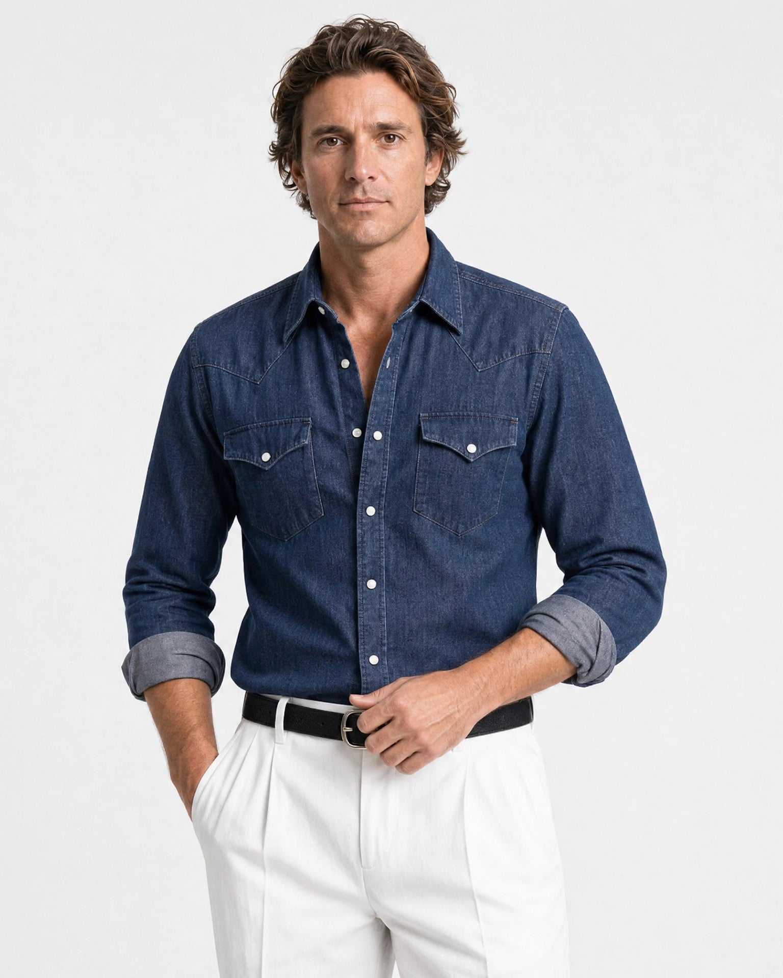 Rooks & Rocks Western Denim Hemd Dark Indigo – Halbkörperaufnahme, eine Hand an der Hose