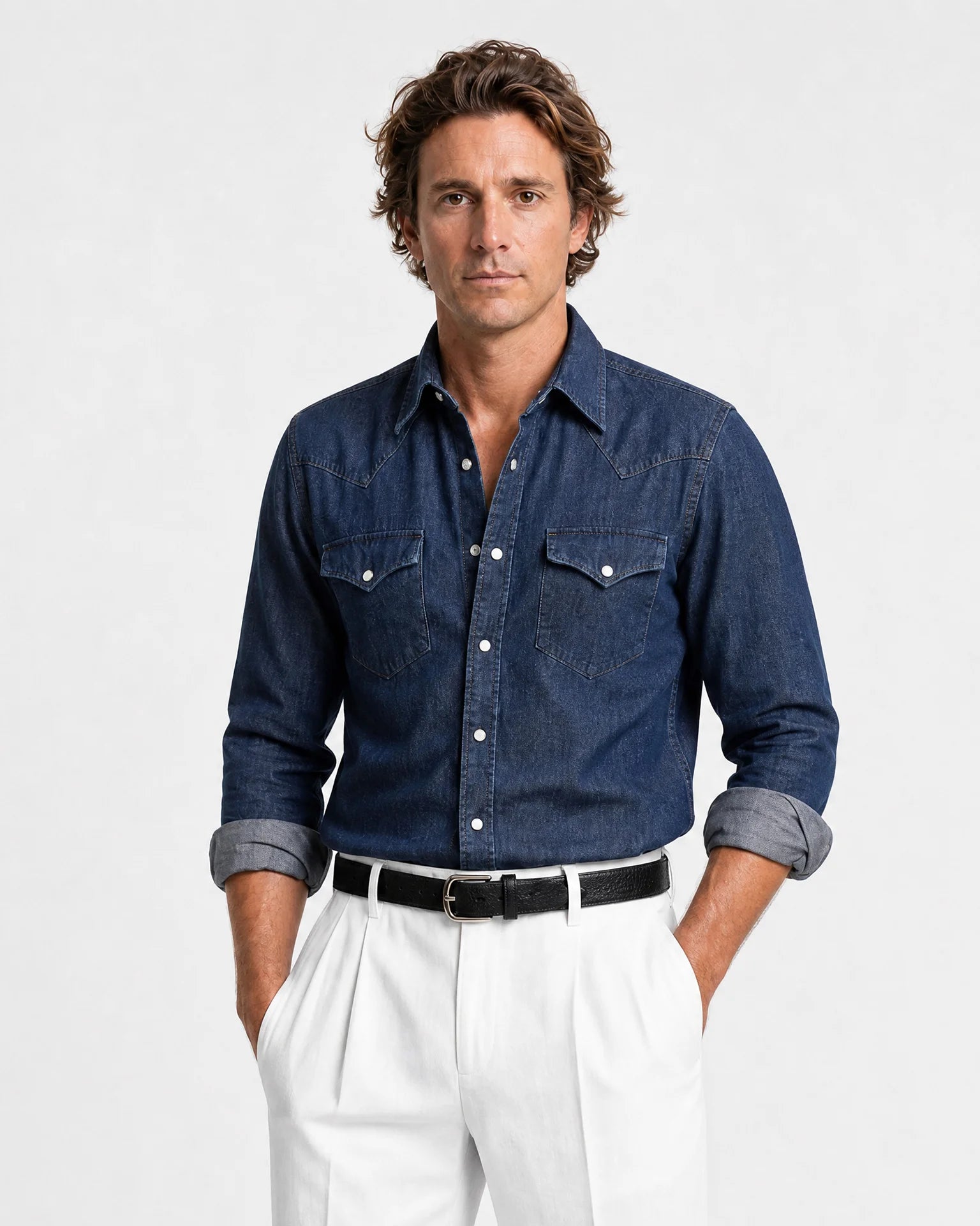 Halbkörper-Portrait Mann in Rooks & Rocks Western Denim Hemd Dark Indigo, Hände in Hosentaschen