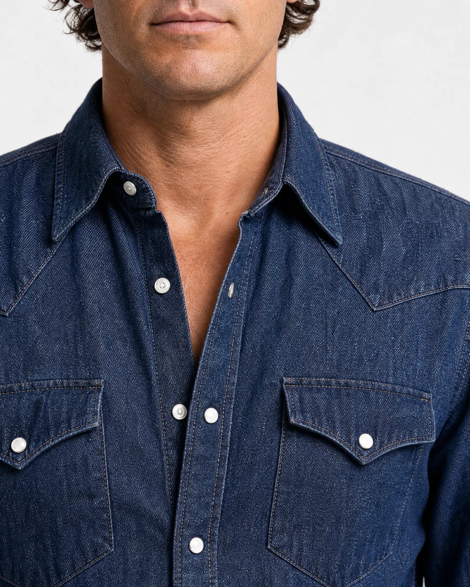 Detailansicht Kragen und Druckknöpfe des Rooks & Rocks Western Denim Hemds in Dark Indigo
