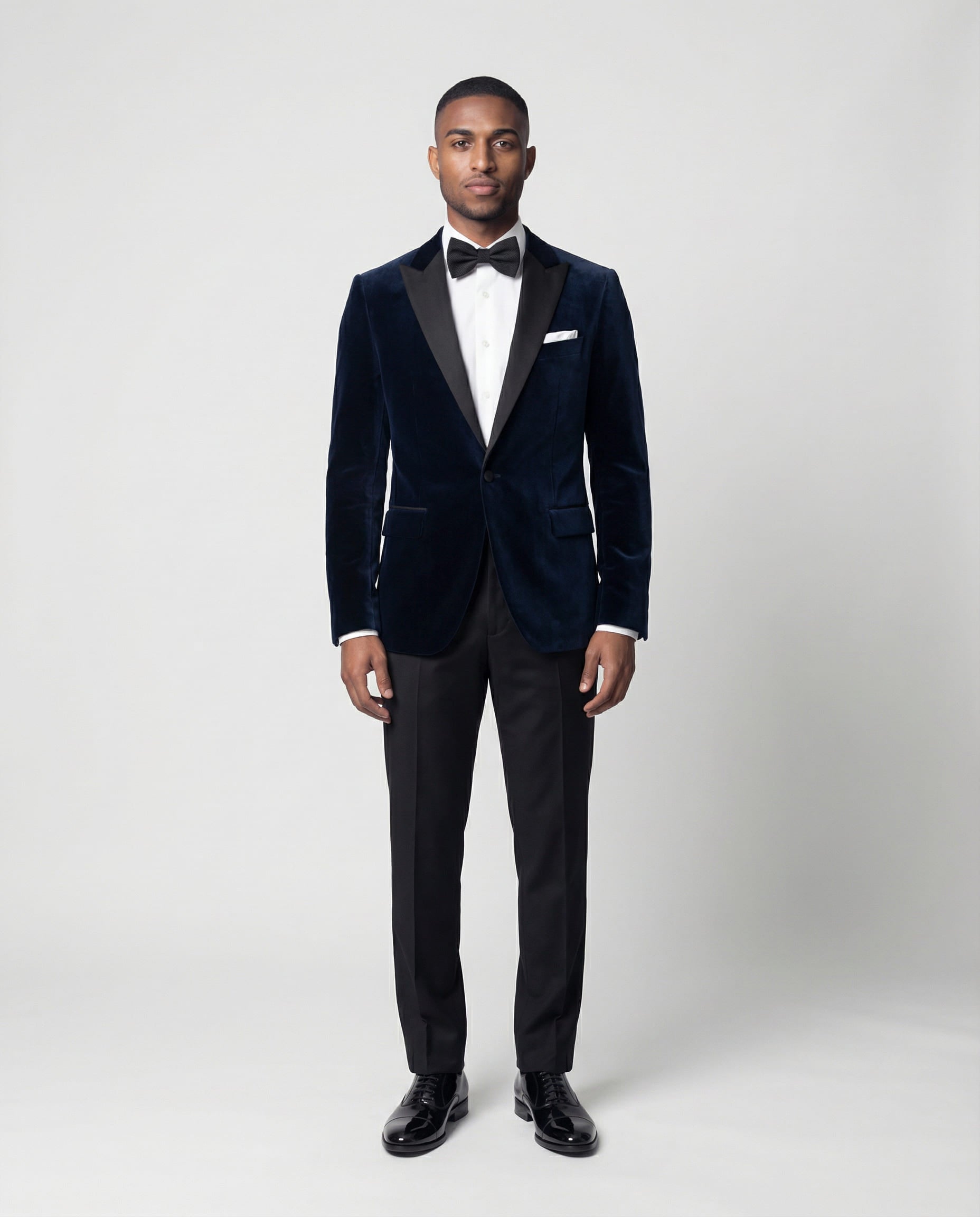 Mann im dunkelblauen Samtsakko mit schwarzer Hose von vorne abgebildet