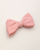 Schleife aus Leinen und Baumwolle in altrosa liegend