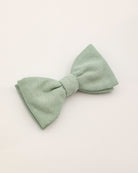 Schleife aus Leinen und Baumwolle in apfelgrün liegend