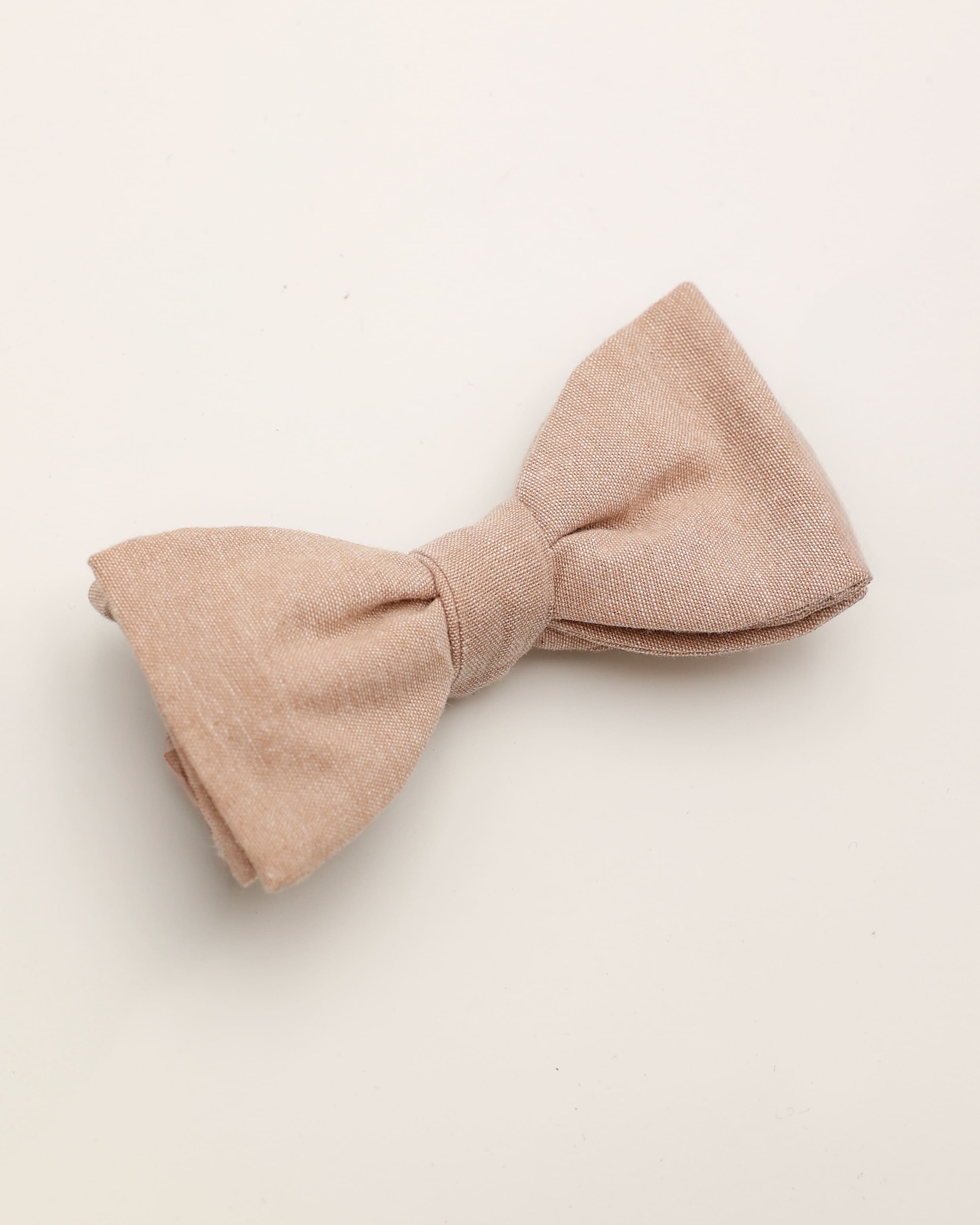 Schleife aus Leinen und Baumwolle in hellbraun liegend