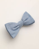 Schleife aus Leinen und Baumwolle in mittelblau liegend