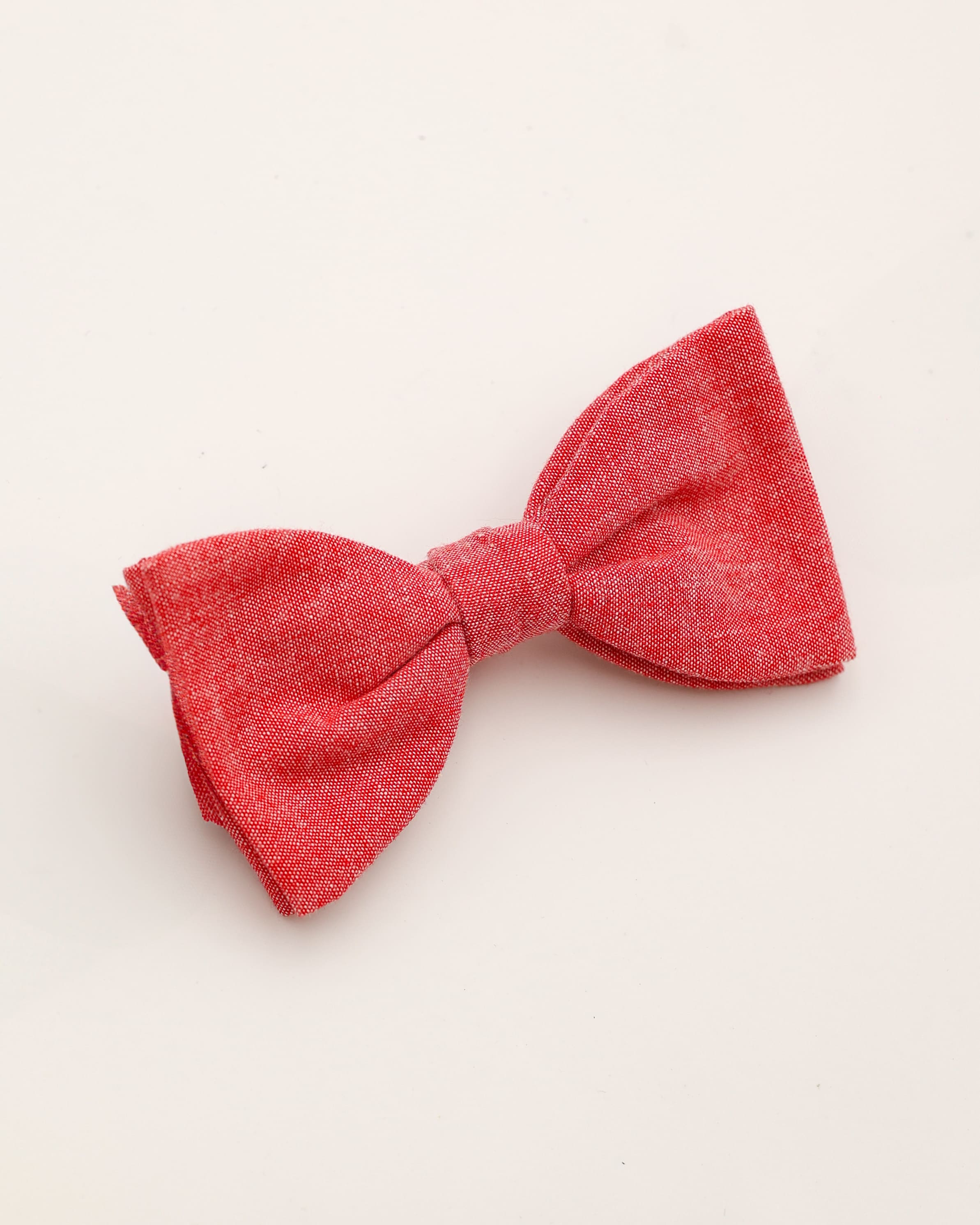 Schleife aus Leinen und Baumwolle in rot liegend