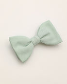 Schleife aus Leinen und Baumwolle in salbeigrün liegend