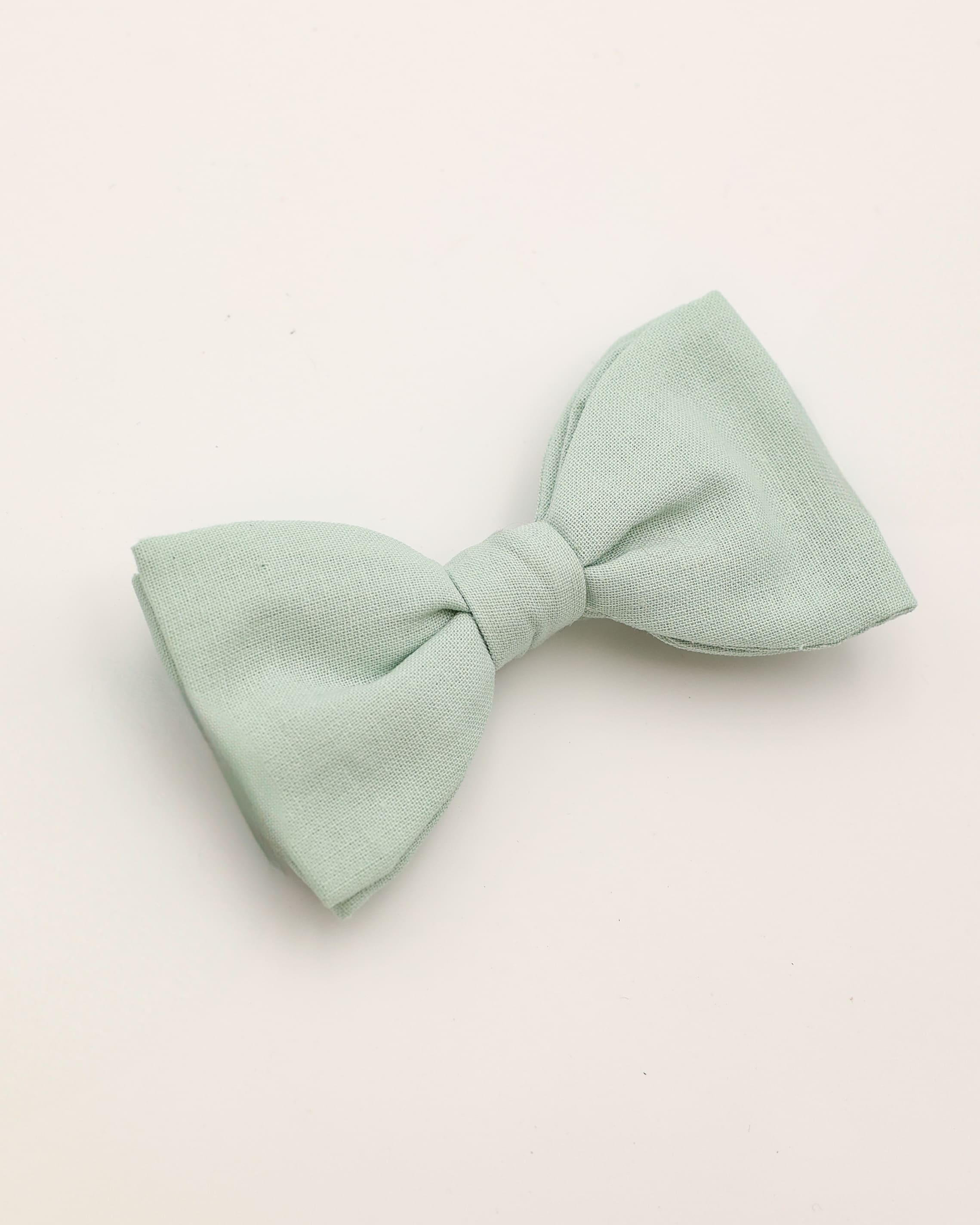 Schleife aus Leinen und Baumwolle in salbeigrün liegend