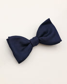 Schleife aus Seide in navy liegend