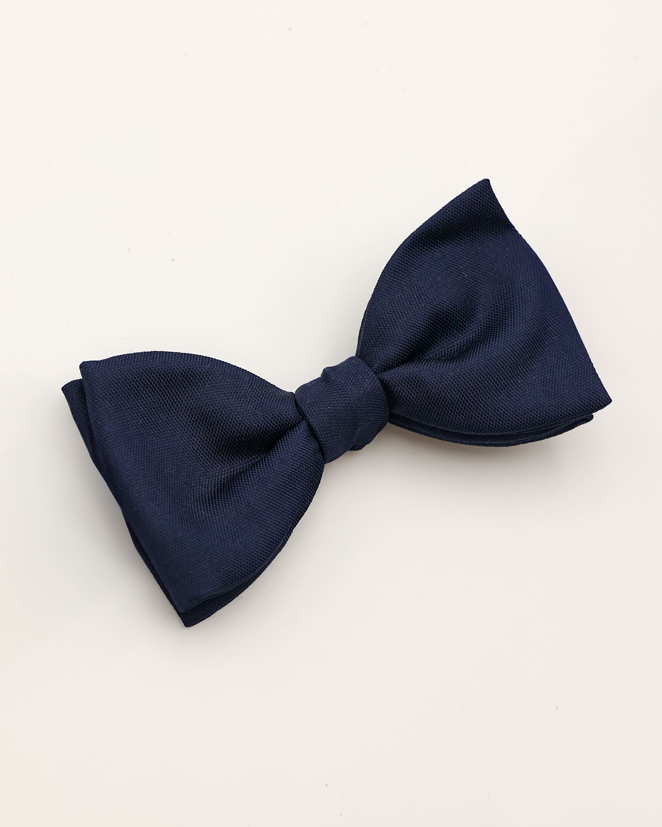 Schleife aus Seide in navy liegend