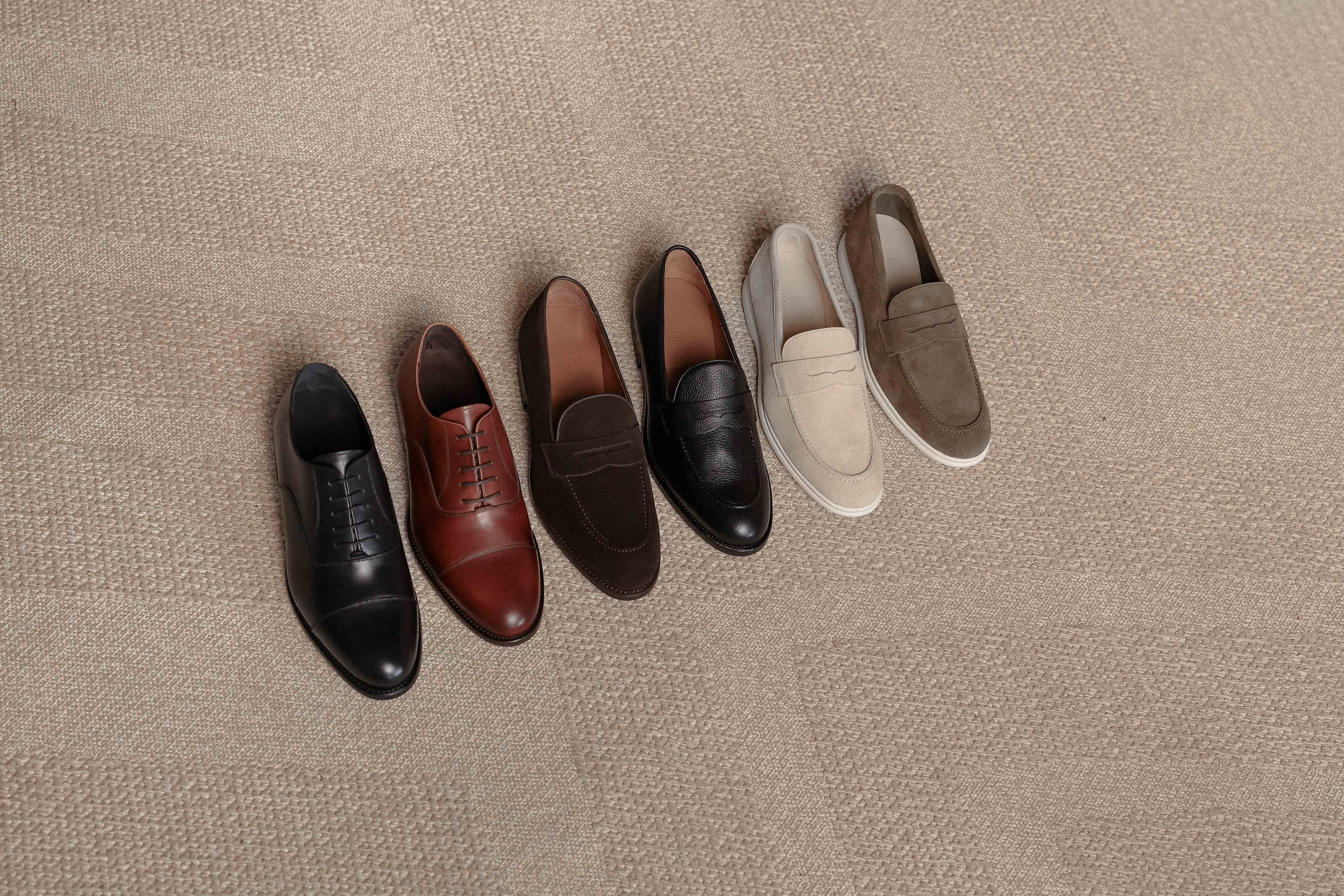 Unterschiedliche Modelle an Herrenschuhen werden dargestellt