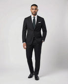 Mann im schwarzen Anzug aus reiner Schurwolle von vorne abgebildet