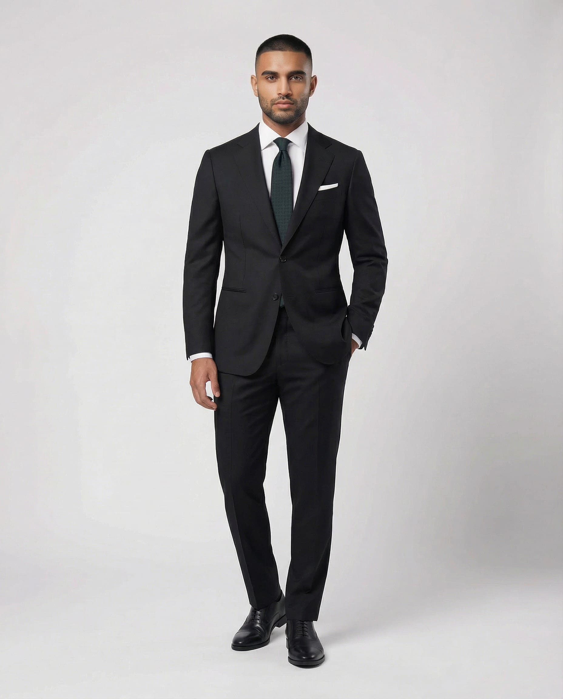 Mann im schwarzen Anzug aus reiner Schurwolle von vorne abgebildet