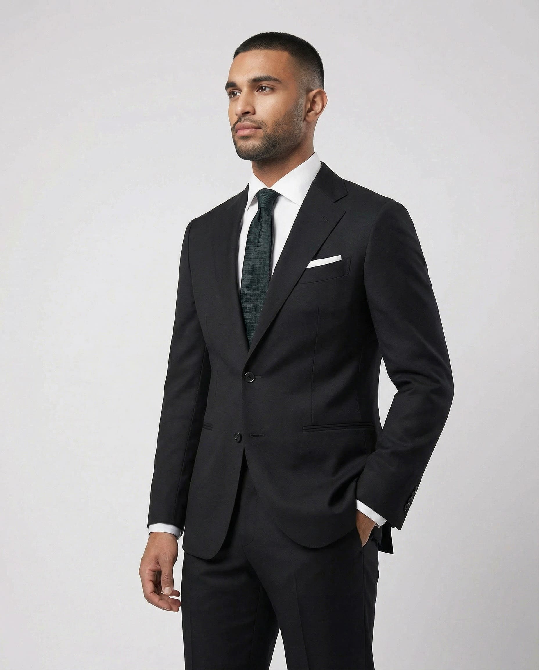 Mann im schwarzen Anzug aus reiner Schurwolle Nahaufnahme mit Hand in der Tasche