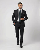 Mann im schwarzen Anzug aus reiner Schurwolle in Bewegung von vorne fotografiert