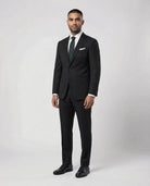 Mann im schwarzen Anzug aus reiner Schurwolle seitlich abgebildet