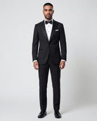 Mann im schwarzen Smoking von vorne gezeigt