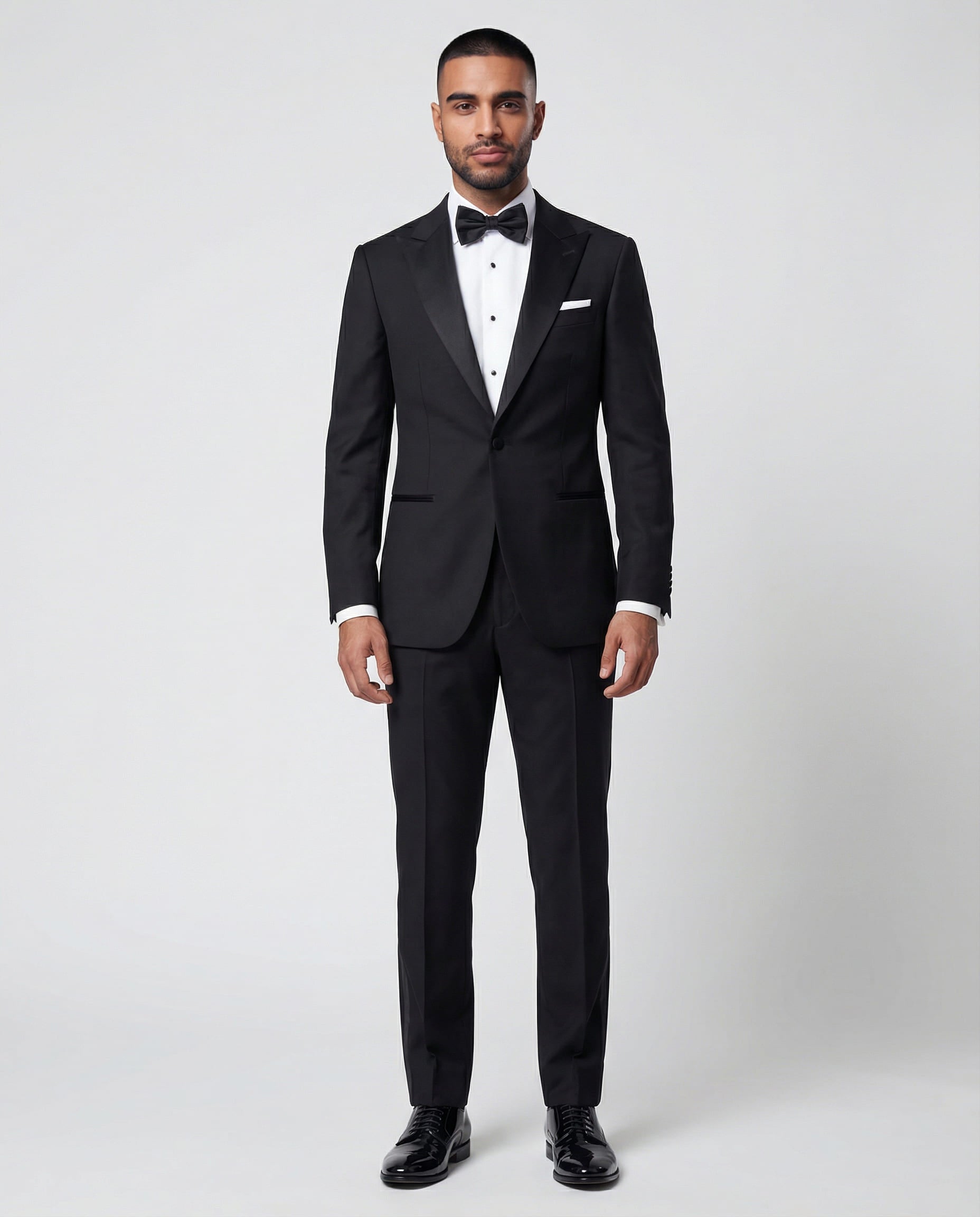 Mann im schwarzen Smoking von vorne gezeigt