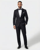 Mann im schwarzen Smoking mit Hand in der Tasche von vorne gezeigt
