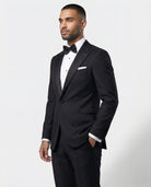 Mann im schwarzen Smoking mit Hand in der Tasche als Nahaufnahme