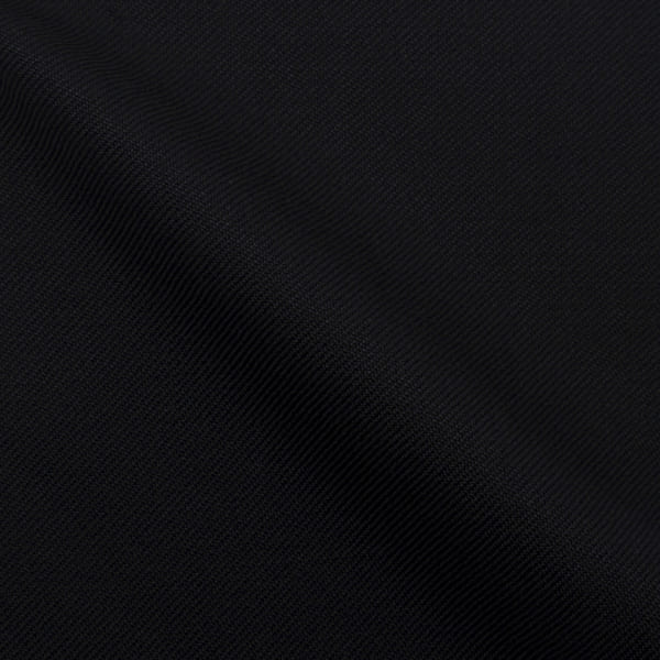 Nahaufnahme der schwarzen Stoffprobe aus Wolle und Seide