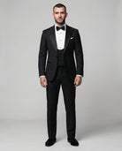 Mann im schwarzen Smoking mit Weste von vorne abgebildet